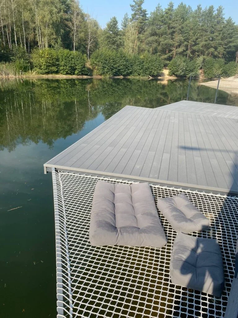 Настил біля водойми